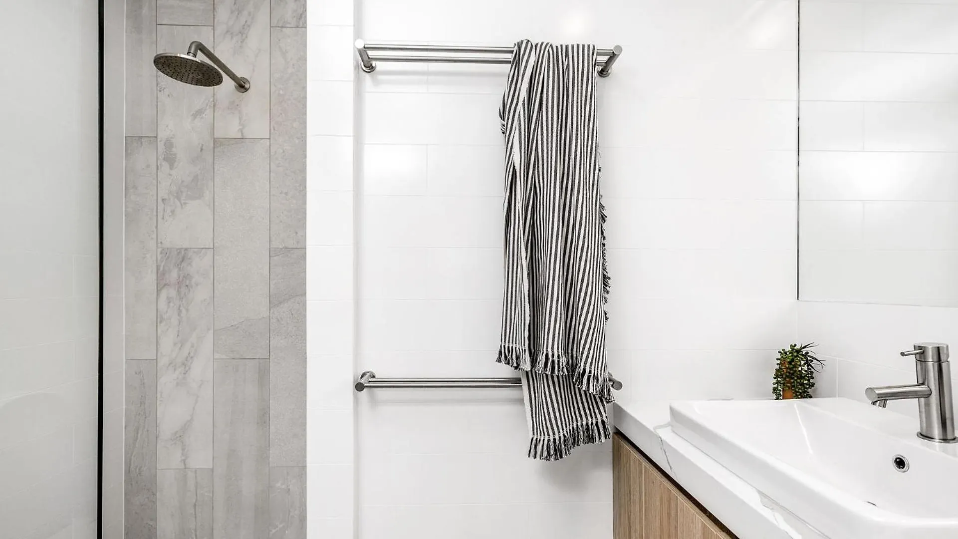 A Perfect Stay - 11 James Cook Apartments 0*, Byron Bay